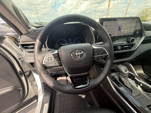 Used 2025 Toyota Highlander Limited image 16