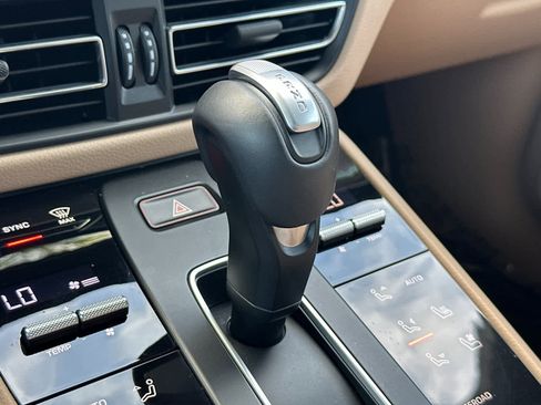 Certified 2025 Porsche Macan AWD/4WD image 24