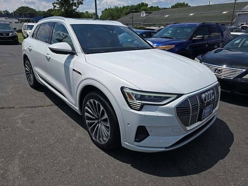 Used 2019 Audi e-tron Prestige w/ Prestige Package image 3