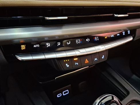 Used 2024 Cadillac XT4 Luxury w/ Cold Weather Package AWD/4WD image 17