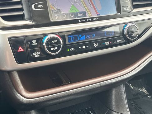 Used 2016 Toyota Highlander XLE AWD/4WD image 27
