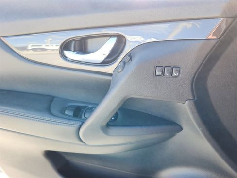 Used 2019 Nissan Rogue SV w/ Premium Package image 14