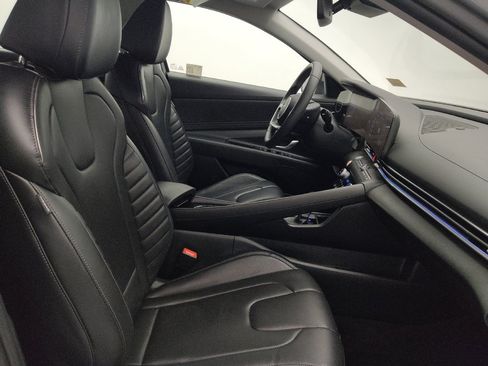 Used 2025 Hyundai Elantra Limited FWD image 21