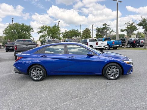 Used 2024 Hyundai Elantra SEL FWD image 2