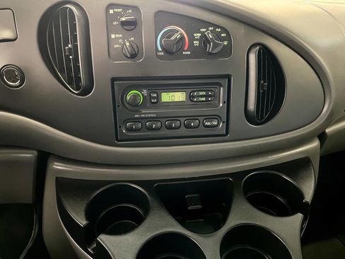 Used 2006 Ford E-350 and Econoline 350 XLT image 11
