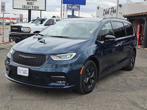 Used 2024 Chrysler Pacifica Premium image 2