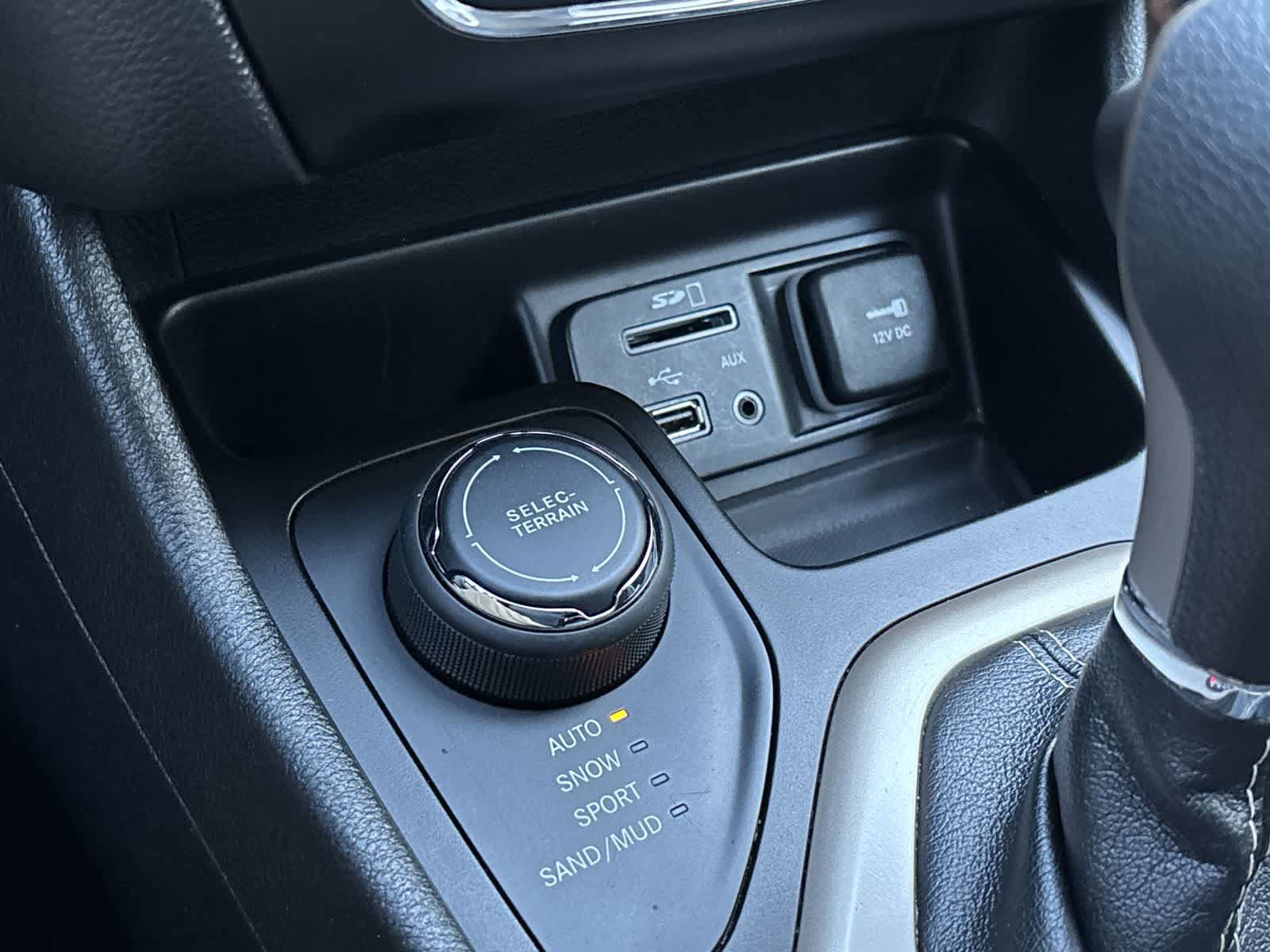 Certified 2018 Jeep Cherokee Latitude w/ Altitude Package AWD/4WD image 27