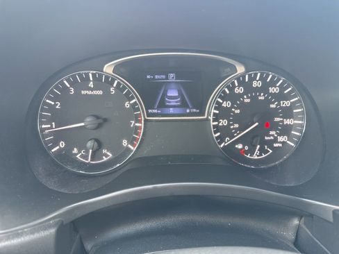 Used 2018 Nissan Pathfinder SV image 13