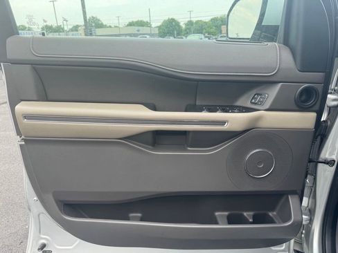 Used 2018 Ford Expedition XLT w/ Equipment Group 202A AWD/4WD image 2