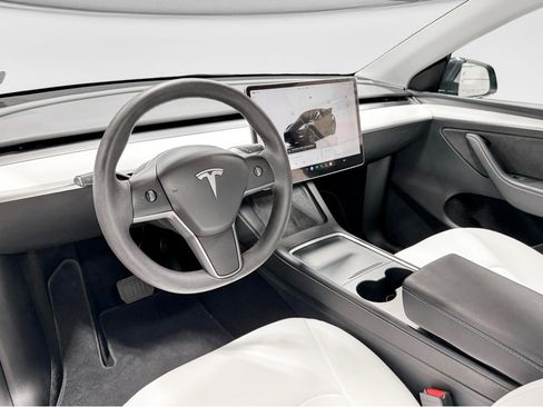 Used 2024 Tesla Model Y Long Range RWD image 16