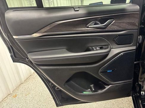 Used 2022 Jeep Grand Cherokee Overland w/ Luxury Tech Group IV image 23