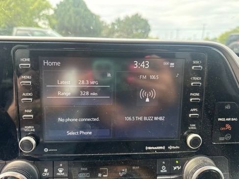 Used 2022 Toyota Highlander LE AWD/4WD image 11