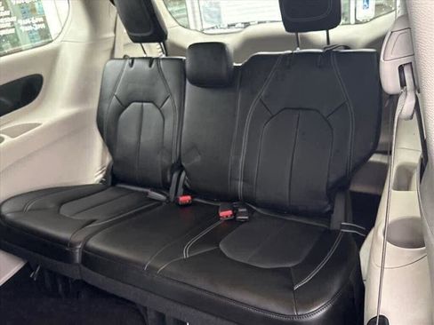Used 2023 Chrysler Pacifica Touring-L w/ Uconnect Theater Family Group image 25