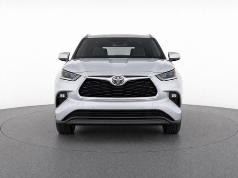 Certified 2025 Toyota Highlander XLE FWD image 5