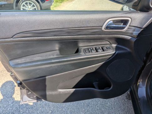 Used 2019 Jeep Grand Cherokee Laredo AWD/4WD image 22