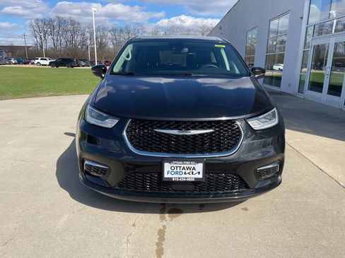 Used 2023 Chrysler Pacifica Touring-L image 3