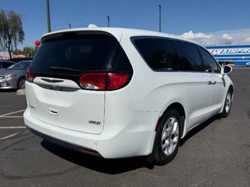 Used 2018 Chrysler Pacifica Touring Plus w/ Tire & Wheel Group FWD image 3
