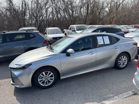 Used 2025 Toyota Camry LE image 3