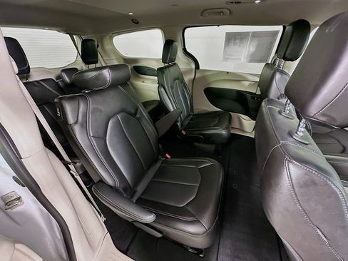 Certified 2024 Chrysler Pacifica Touring-L image 37