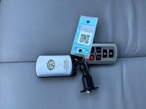 Used 2012 Toyota Sienna XLE image 33