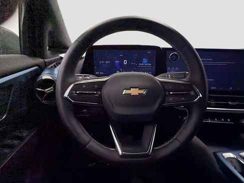 Used 2025 Chevrolet Equinox EV LT FWD image 14