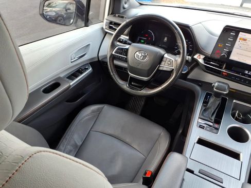Used 2023 Toyota Sienna XSE w/ XSE Plus Package image 17