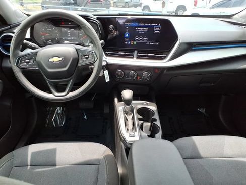 Used 2025 Chevrolet Trax LS w/ LS Convenience Package FWD image 17