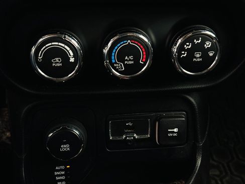 Used 2015 Jeep Renegade Latitude AWD/4WD image 14