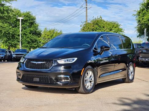 Certified 2026 Chrysler Pacifica Limited FWD image 3