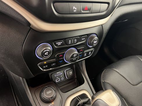 Used 2015 Jeep Cherokee Limited w/ Luxury Group AWD/4WD image 30