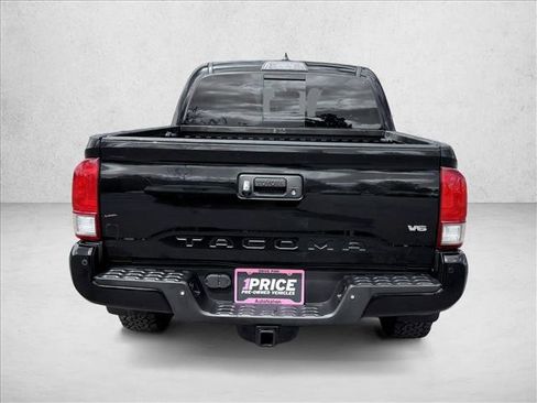 Used 2017 Toyota Tacoma TRD Off-Road AWD/4WD image 6