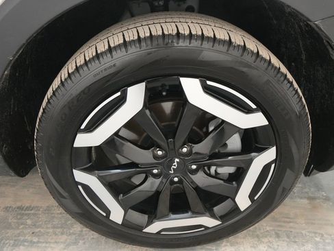 Used 2024 Kia Telluride EX w/ EX Captain's Chair Package image 11