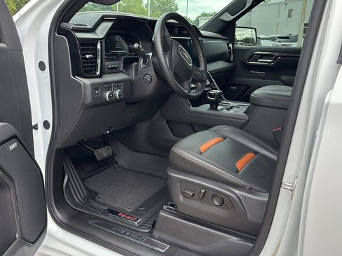 Used 2025 GMC Sierra 1500 AT4 w/ AT4 Premium Package AWD/4WD image 17
