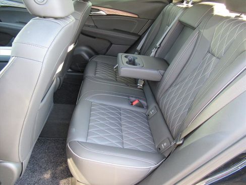 Used 2023 Buick Envision Avenir image 31