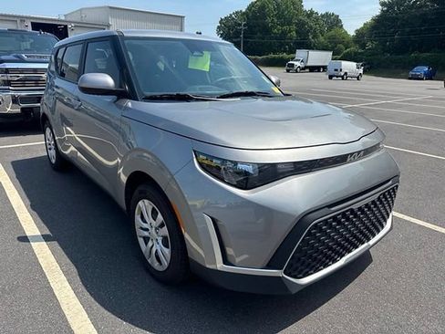 Used 2023 Kia Soul LX FWD image 3