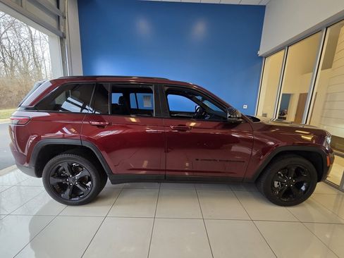 Used 2024 Jeep Grand Cherokee Limited w/ Luxury Tech Group II image 5