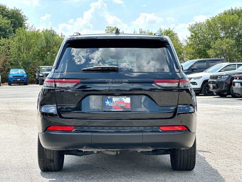 Used 2023 Jeep Grand Cherokee Limited w/ Black Appearance Package AWD/4WD image 14