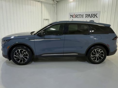 Used 2025 Lincoln Nautilus Premier AWD/4WD image 6