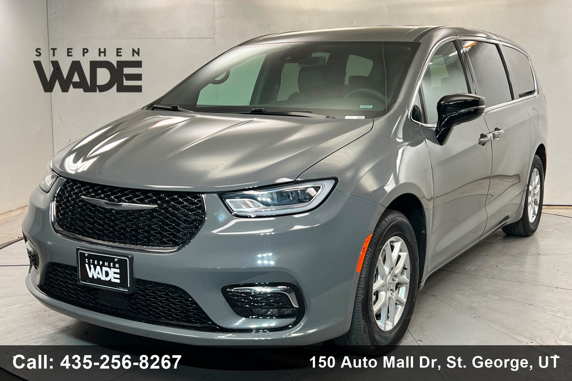 Used 2025 Chrysler Pacifica Select FWD image 1