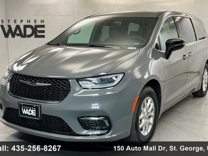Used 2025 Chrysler Pacifica Select