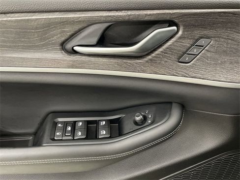 Used 2023 Jeep Grand Cherokee Limited image 23