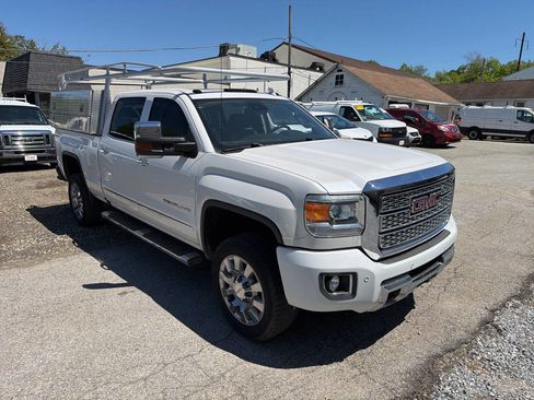 Used 2018 GMC Sierra 2500 Denali w/ Suspension Package, Off-Road AWD/4WD image 3