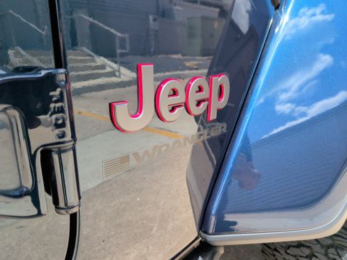 Used 2025 Jeep Wrangler Unlimited Rubicon AWD/4WD image 36