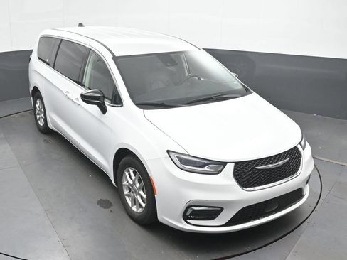 Used 2024 Chrysler Pacifica Touring-L FWD image 33
