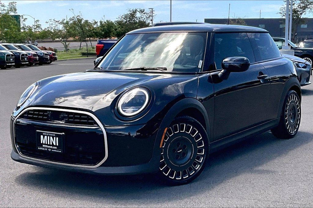 Used 2025 MINI Cooper 2-Door Hardtop FWD image 2