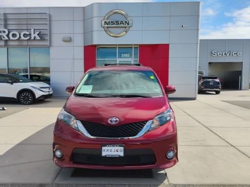 Used 2013 Toyota Sienna SE FWD image 2