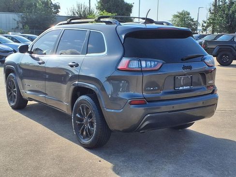 Used 2019 Jeep Cherokee Latitude Plus AWD/4WD image 2