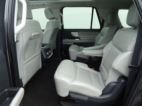 Used 2025 Ford Expedition Max Active AWD/4WD image 30