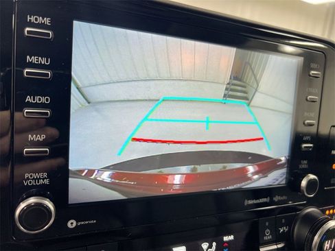 Used 2022 Toyota Highlander XLE image 14