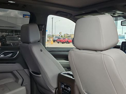 Used 2023 Chevrolet Suburban Z71 AWD/4WD image 17